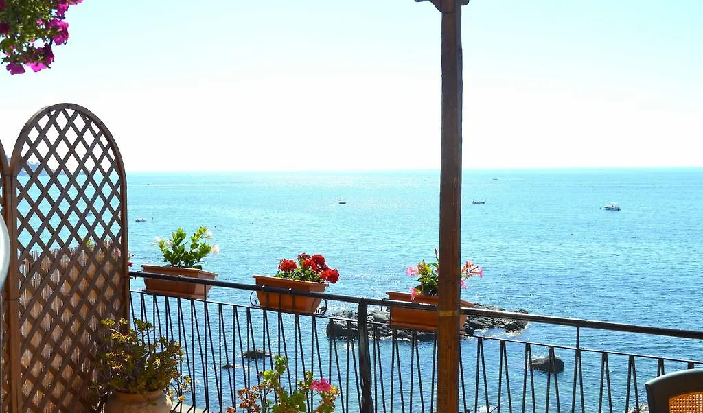 Teocle Beach Rooms Giardini Naxos Guest house